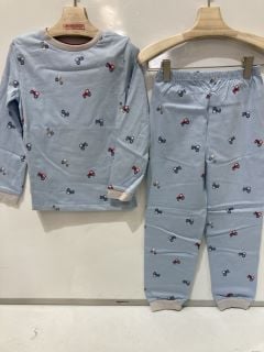 A QTY OF THE WHITE COMPANY ITEMS TO INCLUDE COTTON HEARTS & HOLLY SLEEPSUIT - WHITE - 9-12 MONTHS - TOTAL RRP £154