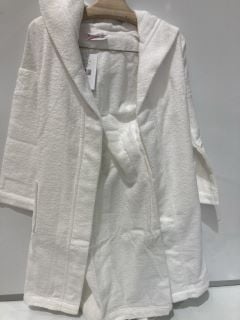 A QTY OF THE WHITE COMPANY ITEMS TO INCLUDE TOWELLING ROBE - WHITE - 3-4 YEARS - TOTAL RRP £225