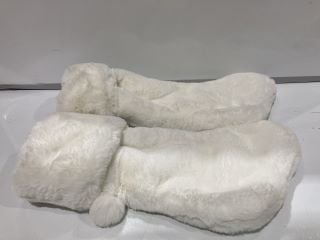 A QTY OF THE WHITE COMPANY ITEMS TO INCLUDE FAUX FUR STOCKING ALABASTER TOTAL RRP £131