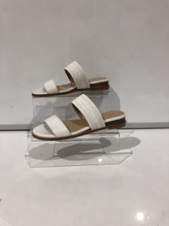 A QTY OF THE WHITE COMPANY ITEMS TO INCLUDE BEADED LOW WEDGE SANDALS WHITE TOTAL RRP £187