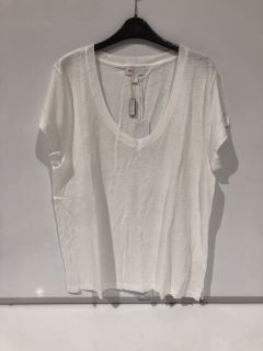 A QTY OF THE WHITE COMPANY ITEMS TO INCLUDE RECYCLED LACE DETAIL STRAPPY CAMI WHITE TOTAL RRP £377