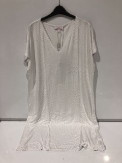 A QTY OF THE WHITE COMPANY ITEMS TO INCLUDE PRINTED SMOCKED DETAIL DRESS TOTAL RRP £353