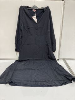 A QTY OF THE WHITE COMPANY ITEMS TO INCLUDE COTTON CROCHET PANEL KNITTED DRESS SAND SIZE 18 TOTAL RRP £505.00