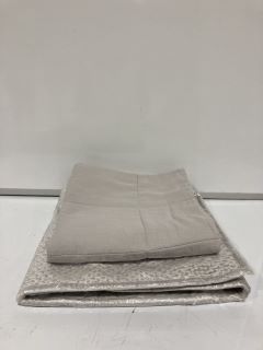 A QTY OF THE WHITE COMPANY ITEMS TO INCLUDE ABACBGSY BROMPTON CUSHION COVER SILVER/GREY SIZE LARGE BOLSTER SIZE W40X L110CM W16 X L43 IN TOTAL RRP £120.00