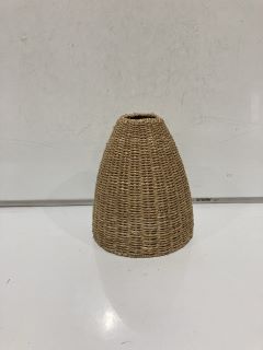 A QTY OF THE WHITE COMPANY ITEMS TO INCLUDE WOVEN STRAW MEDIUM LAMP SHADE TOTAL RRP £125