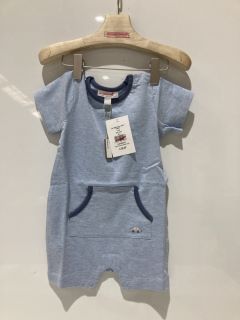 A QTY OF THE WHITE COMPANY ITEMS TO INCLUDE LONDON SLEEPSUIT & HAT SET IN KEEPSAKE BOX SIZE 3-6 MONTHS WHITE TOTAL RRP £316