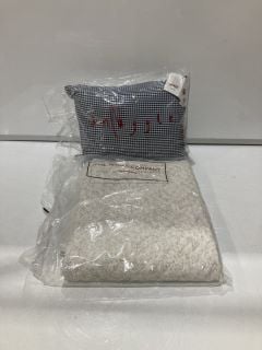 A QTY OF THE WHITE COMPANY ITEMS TO INCLUDE PURE SILK PILLOWCASE SUPER KING CHALK TOTAL RRP £301