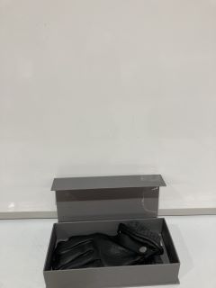 A QTY OF THE WHITE COMPANY ITEMS TO INCLUDE MENS LEATHER GLOVES TOUCH SCREEN GLOVES M/L BLACK TOTAL RRP £85