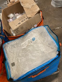 PALLET OF ASSORTED ITEMS TO INCLUDE TOILET SEATS & CEILING LAMPS