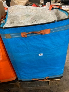 PALLET OF ASSORTED ITEMS TO INCLUDE TOILET SEATS & HANSGROHE PIPES