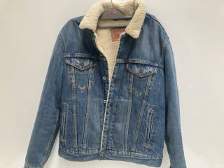 QTY OF ASSORTED CLOTHING ITEMS TO INCLUDE LEVIS SHERPA DENIM JACKET SIZE S