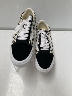 1 X VANS OLD SKOOL 36 CHECKERBOARD BLACK/OFF TRAINERS SIZE 9