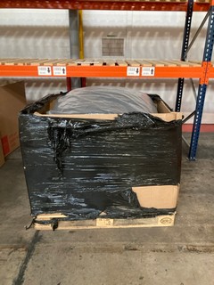 PALLET OF ITEMS TO INCLUDE REAR FENDER, COMBI DRIVERS WALLET, WING TOP STRAP & TENSIONING BAND