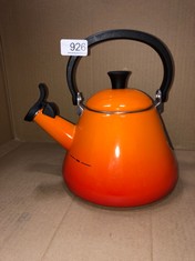 LE CREUSET 1.6L ORANGE KETTLE: LOCATION - BACK TABLES