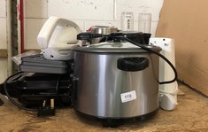 QUANTITY OF ASSORTED KITCHEN ITEMS TO INCLUDE RUSSELL HOBBS SLOW COOKER: LOCATION - RACK 2(COLLECTION OR OPTIONAL DELIVERY AVAILABLE)