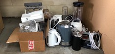 QUANTITY OF ASSORTED ITEMS TO INCLUDE RUSSELL HOBBS BLENDER: LOCATION - RACK 2(COLLECTION OR OPTIONAL DELIVERY AVAILABLE)