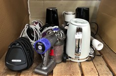 QUANTITY OF ASSORTED ITEMS TO INCLUDE DYSON HAND HELD HOOVER: LOCATION - RACK 2(COLLECTION OR OPTIONAL DELIVERY AVAILABLE)