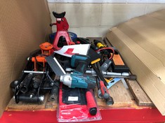 QUANTITY OF ASSORTED TOOL ITEMS TO INCLUDE MAKITA RECHARGABLE HAND DRILL: LOCATION - RACK 2(COLLECTION OR OPTIONAL DELIVERY AVAILABLE)