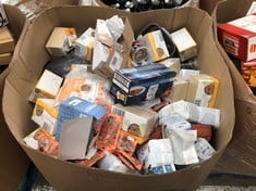 PALLET OF ASSORTED PET PRODUCTS TO INCLUDE APPLAWS NATURAL CAT FOOD SOME ITEMS MAY BE PAST BBD: LOCATION - BACK FLOOR(COLLECTION OR OPTIONAL DELIVERY AVAILABLE)