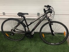 SCOTT SPORTSTER HYBRID MOUNTAIN BIKE, 18” FRAME, 28” WHEELS, 21 SPEED TRIGGER SHIFT GEARS, WITH MUD GUARDS.: LOCATION - MIDDLE FLOOR(COLLECTION OR OPTIONAL DELIVERY AVAILABLE)