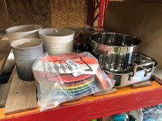 QUANTITY OF ASSORTED KITCHEN ITEMS TO INCLUDE LE CREUSET SET OF 6 CERAMIC SIDE PLATES  - COLLECTION ONLY - LOCATION RIGHT RACK