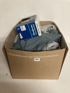 BOX OF ASSORTED CLOTHING IN VARIOUS DESIGNS & SIZES TO INCLUDE UNDER ARMOUR & PAIR OF DEARFOAMS TOTAL COMFORT MEMORY FOAM SLIPPERS - SIZE L