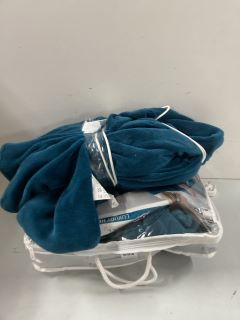 2 X DREAMLAND HEATED THROWS