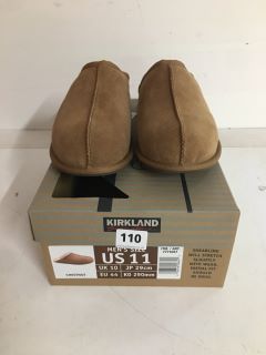 PAIR OF KIRKLAND SIGNATURE MENS SLIPPERS IN CHESTNUT - SIZE UK 10