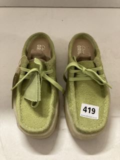 CLARKS ORIGINALS HAIRY SIDE SHOES SIZE 5 IN LIME