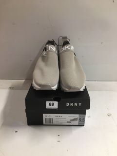 PAIR OF DKNY ASHTON-SLIP ON SNEAKERS - SIZE UK 7