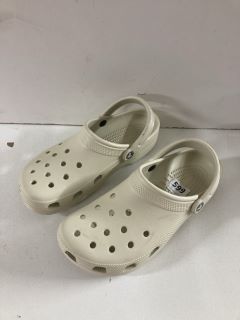 CROCS SIZE 9