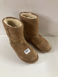 UGG BOOTS SIZE UNKNOWN