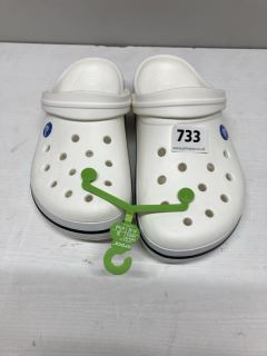 CROCS SIZE 6