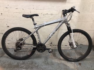 GT AVALANCHE 2.0 MOUNTAIN BIKE (MPSS001996771)