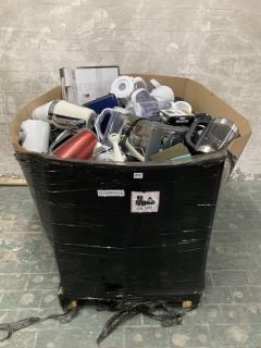 PALLET OF ASSORTED KITCHEN ITEMS T INCLUDE KETTLES AND TOASTERS