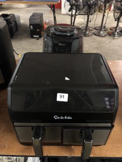 2 X ASSORTED AIR FRYERS TO INCLUDE SUR LA TABLE DOUBLE DRAW AIR FRYER