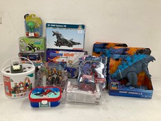 14 X TOY ITEMS VARIOUS MAKES AND MODELS INCLUDING 2 X GIANT GODZILLA - LOCATION 35A.