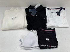 5 X TOMMY HILFIGER CLOTHING ITEMS VARIOUS SIZES AND STYLES INCLUDING JERSEY SIZE XS- LOCATION 50C.