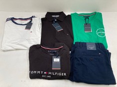 5 X TOMMY HILFIGER CLOTHING ITEMS VARIOUS SIZES AND MODELS INCLUDING TROUSERS W34- LOCATION 46C.