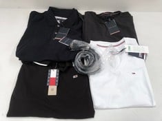 5 X TOMMY HILFIGER CLOTHING ITEMS VARIOUS SIZES AND STYLES INCLUDING V-NECK T-SHIRT SIZE M WHITE - LOCATION 46C.