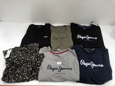 6 X PEPE JEANS CLOTHING ITEMS VARIOUS SIZES AND MODELS INCLUDING T-SHIRT SIZE L- LOCATION 42C.