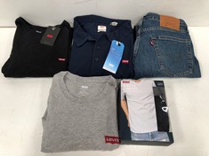 5 X LEVIS GARMENTS VARIOUS MODELS AND SIZES INCLUDING UNDERWEAR PACK - LOCATION 14C.