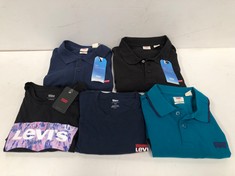 5 X LEVIS GARMENTS VARIOUS MODELS AND SIZES INCLUDING T-SHIRT SIZE M - LOCATION 10C.