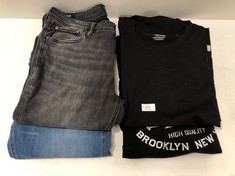 4 X JACK JONES CLOTHING ITEMS INCLUDING BLACK T-SHIRT SIZE L - LOCATION 3C.