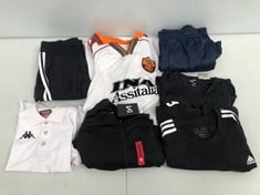 VARIETY OF CLOTHING FROM DIFFERENT BRANDS AND SIZES INCLUDING ROMA T-SHIRT SIZE XL - LOCATION 35C.