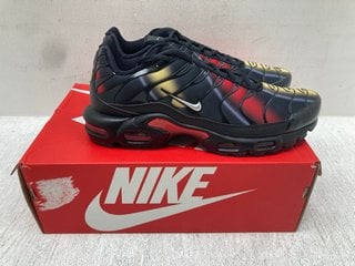 NIKE WOMENS AIR MAX PLUS TRAINERS IN BLACK - UK SIZE 9: LOCATION - C11