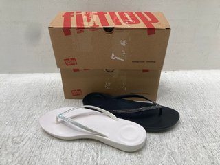 2 X FITFLOP WOMENS SEQUIN FLIPFLOPS IN WHITE & BLACK - UK SIZE 6.5: LOCATION - C11