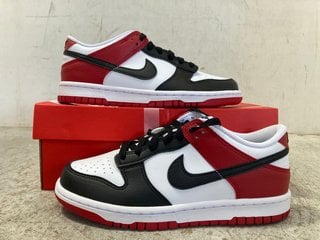 NIKE KIDS DUNK LOW TRAINERS IN BLACK & RED - UK SIZE 5: LOCATION - C2