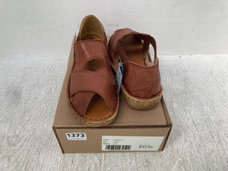 LORETTA WOMENS LEATHER SANDALS IN TAN - UK SIZE 5: LOCATION - D1