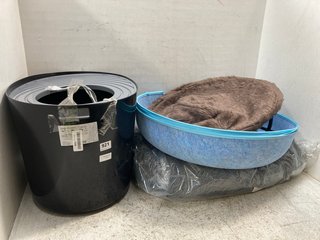 4 X ASSORTED PET ITEMS TO INCLUDE FAUX FUR CAT CHAIR: LOCATION - B15